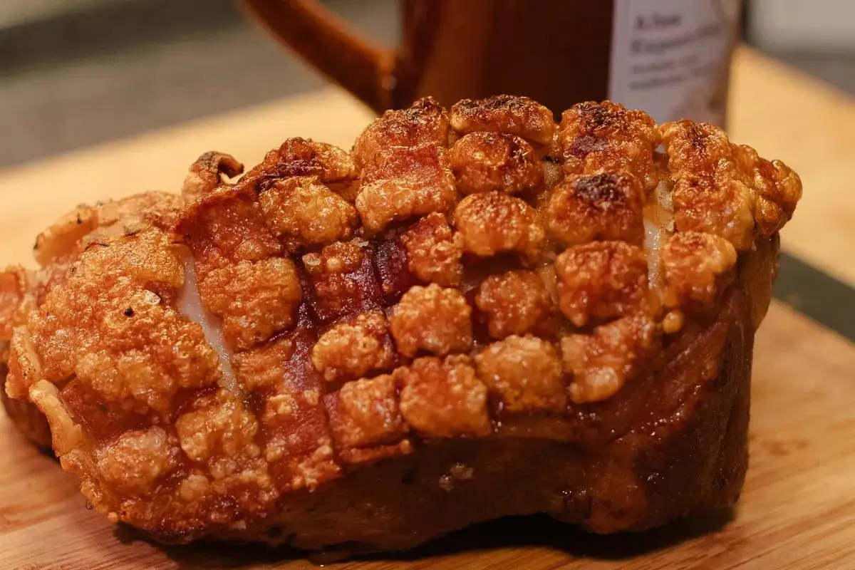 Knuspriger Schweinebraten mit perfekt aufgeplatzter Kruste. Die richtige schweinebraten temperatur umluft sorgt f&uuml;r dieses Ergebnis.