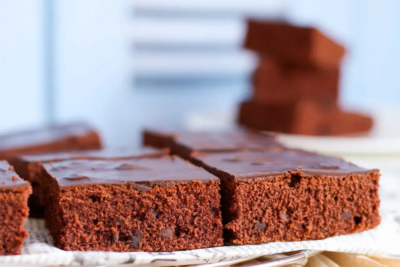 Saftige Schokoladenkuchenst&uuml;cke mit gl&auml;nzender Glasur, perfekt f&uuml;r einen schnellen Genuss. Ein leckerer Blechkuchen.