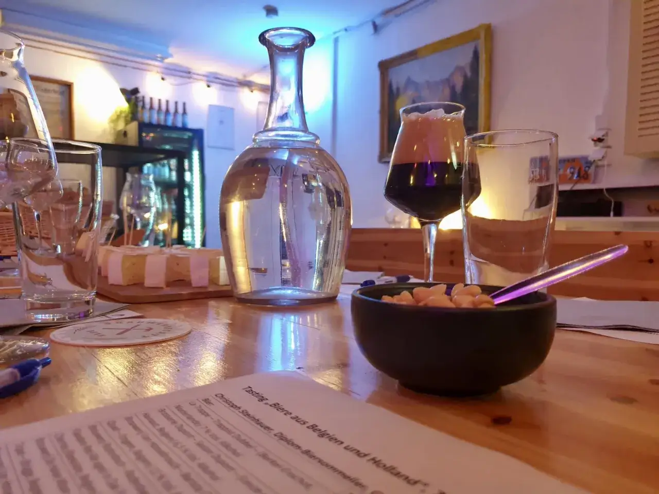 Bierverkostung mit vielen Gl&auml;sern, Wasser karaffe, K&auml;se und Snacks. Tolle blindverkostung ideen f&uuml;r Bierliebhaber.