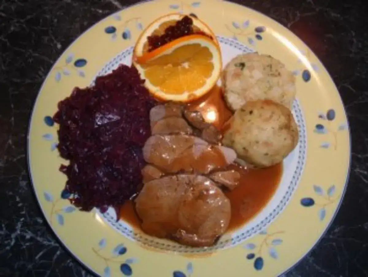 Reh-Gericht mit Rotkohl, Kl&ouml;&szlig;en und Orangenscheibe. Einfache reh rezepte f&uuml;r ein Festmahl.