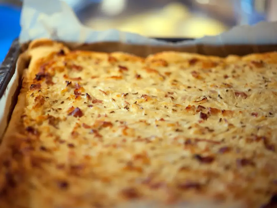 Fränkischer Zwiebelkuchen mit Hefeteig und Speck